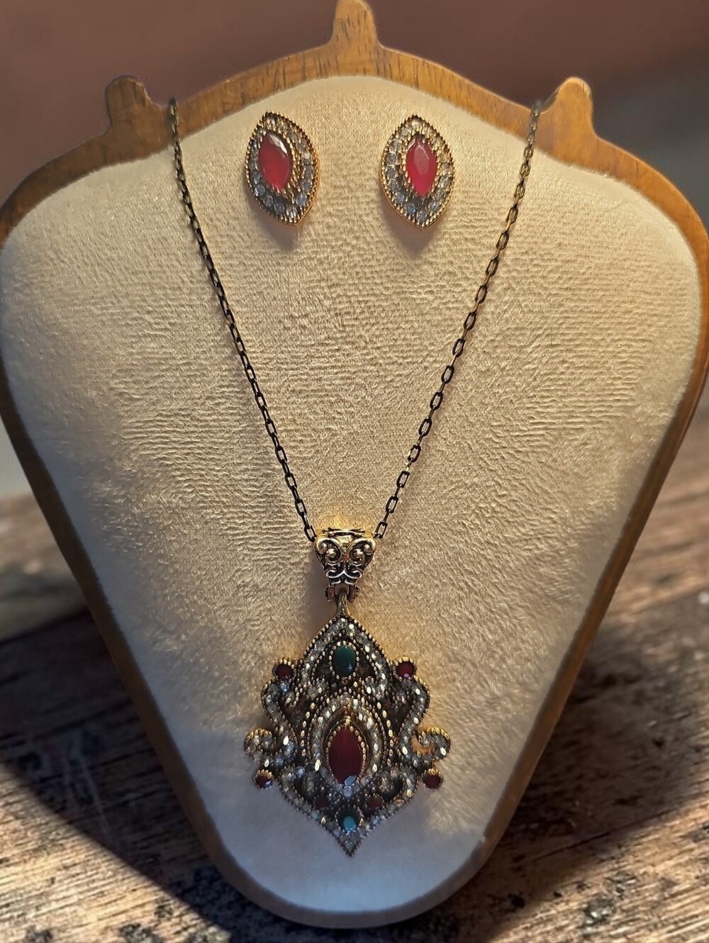 Sassified Boutique Nwt Vintage-Inspired Red and Green Teardrop Necklace Set
